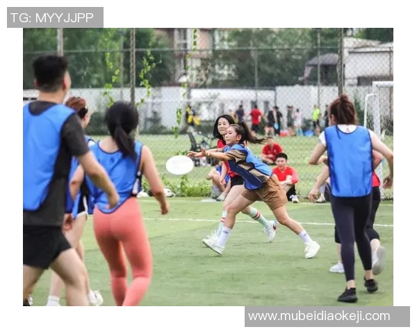 重庆飞盘队快攻战术揭秘:飞盘运动的深度解析与战术应用探讨 重庆飞盘队快攻战术揭秘:飞盘运动的深度解析与战术应用探讨